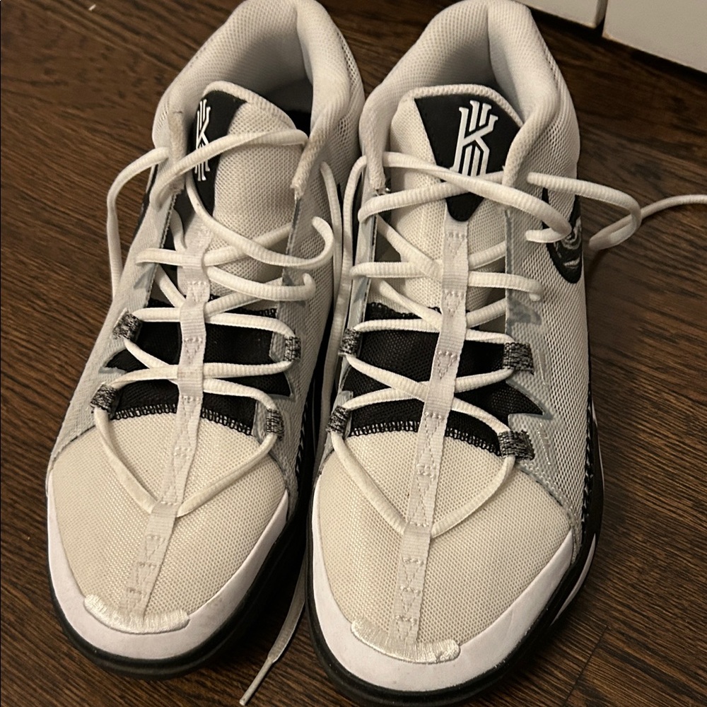 Nike White and Black Sneakers